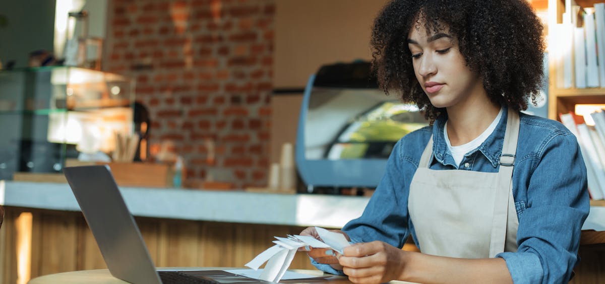 Unternehmerin kontrolliert Belege Unternehmerin kontrolliert Belege