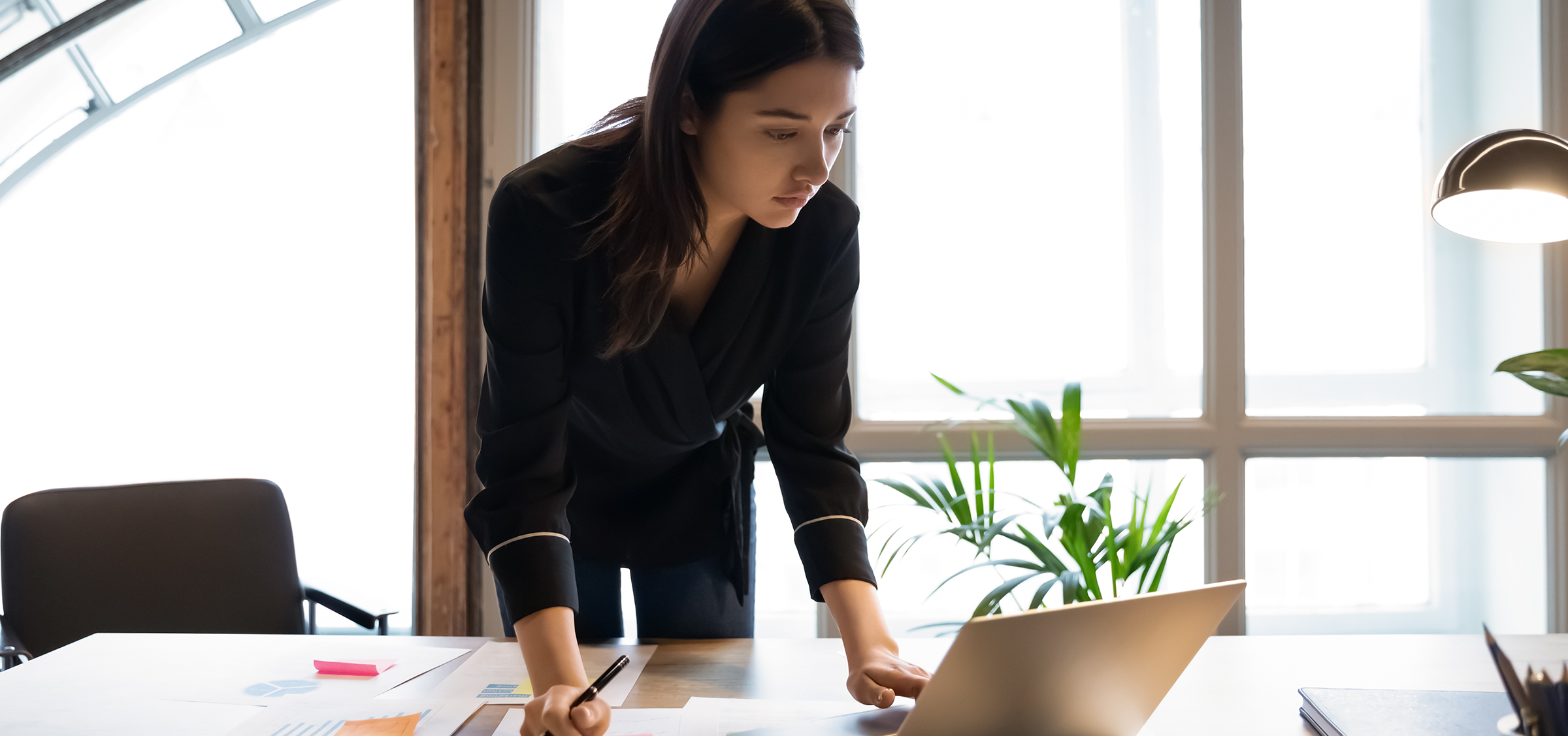 Jungunternehmerin am Schreibtisch
