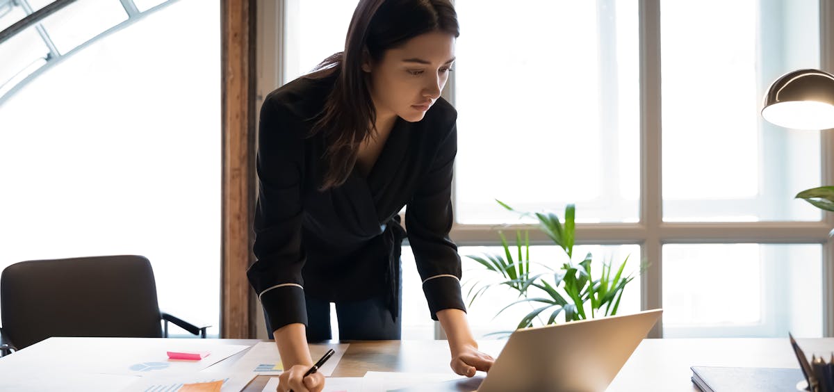 gruendung-businessplan.png Businessplan erstellen: Eine junge Frau arbeitet am PC.