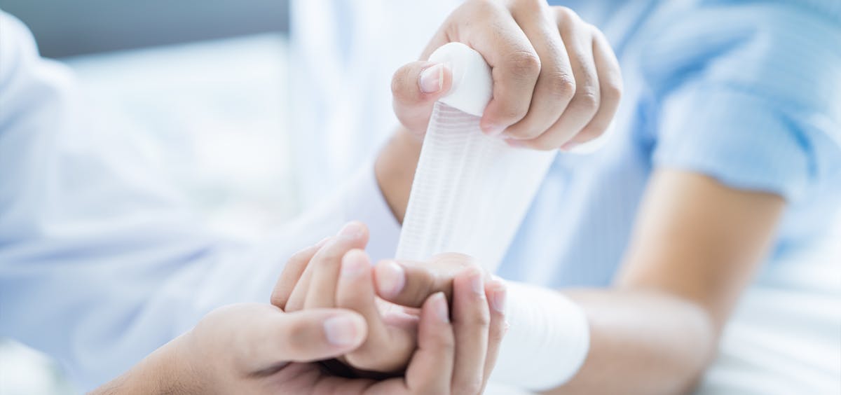 Verletzung wird verbunden Verletzung wird verbunden