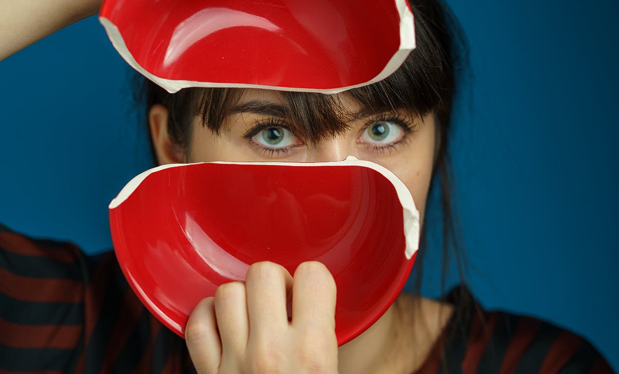 Zerbrochener Teller und Kellnerin Zerbrochener Teller und Kellnerin