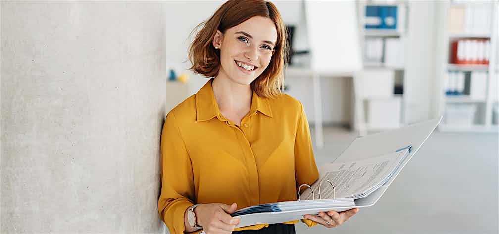 Unternehmerin mit Versicherungsunterlagen Unternehmerin mit Versicherungsunterlagen