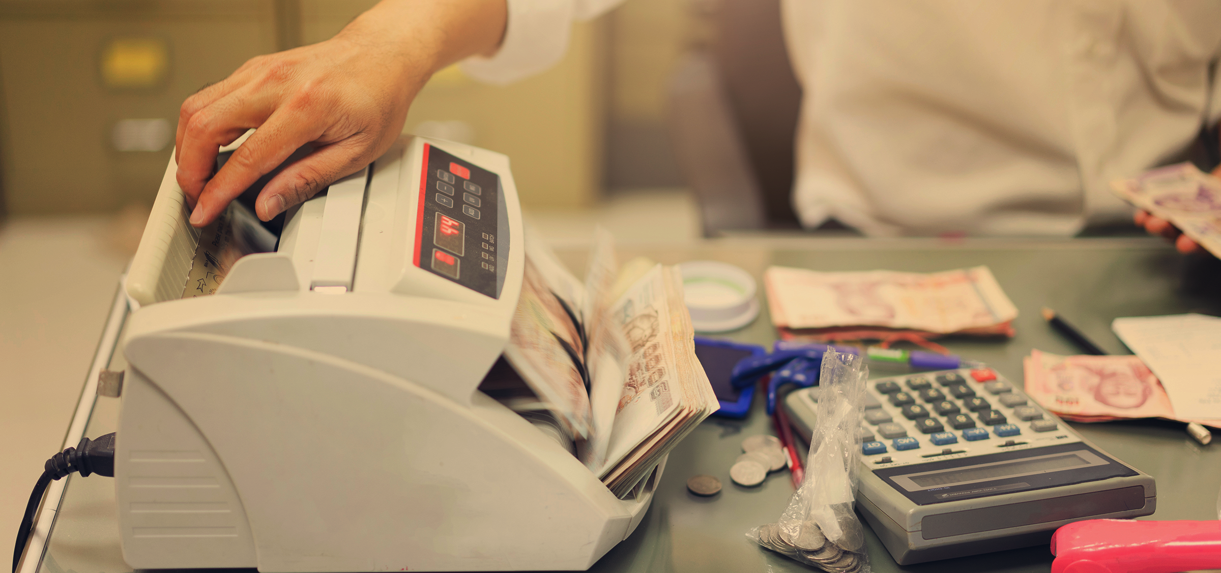 Kassierer zählt Geld