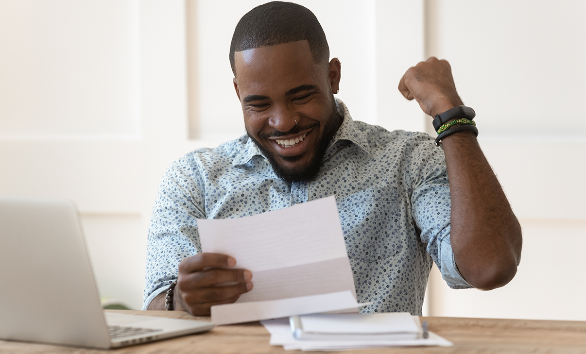 Unternehmer mit erfolgreichem Kreditantrag