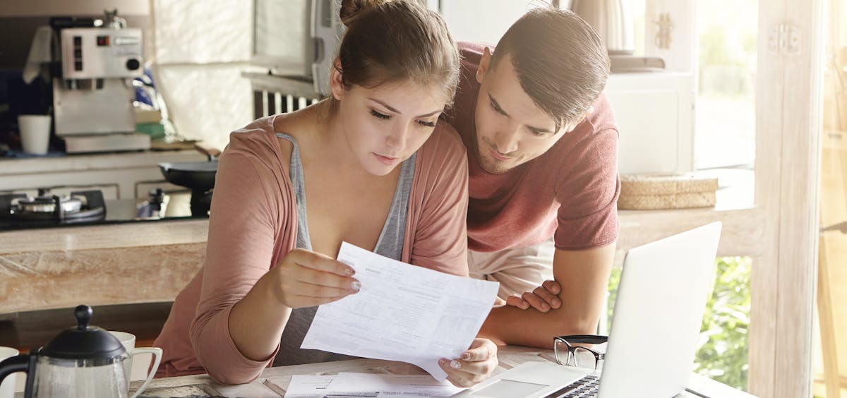 Zwei Jungunternehmer bei der Buchhaltung Zwei Jungunternehmer bei der Buchhaltung