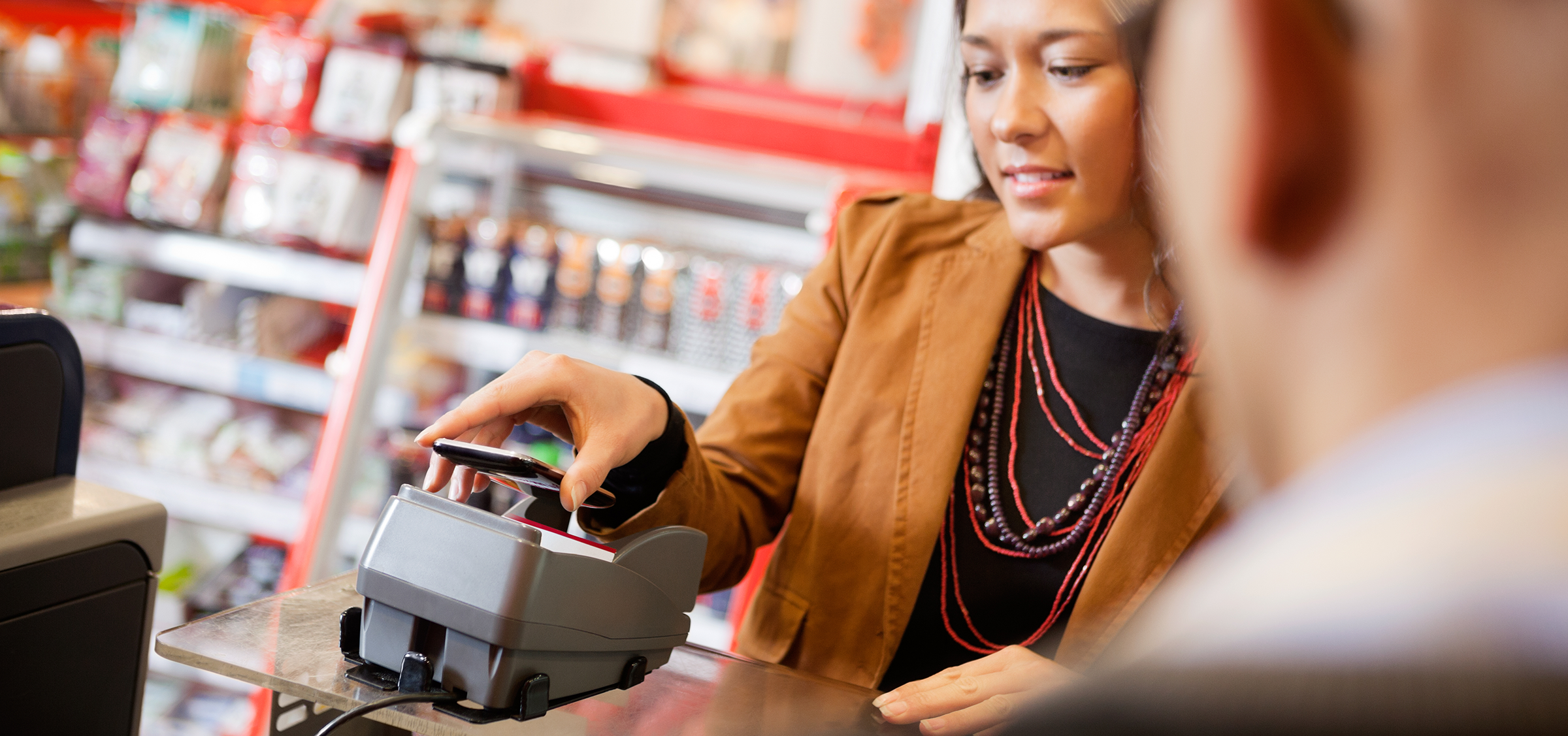 Kundin zahlt mit dem Smartphone