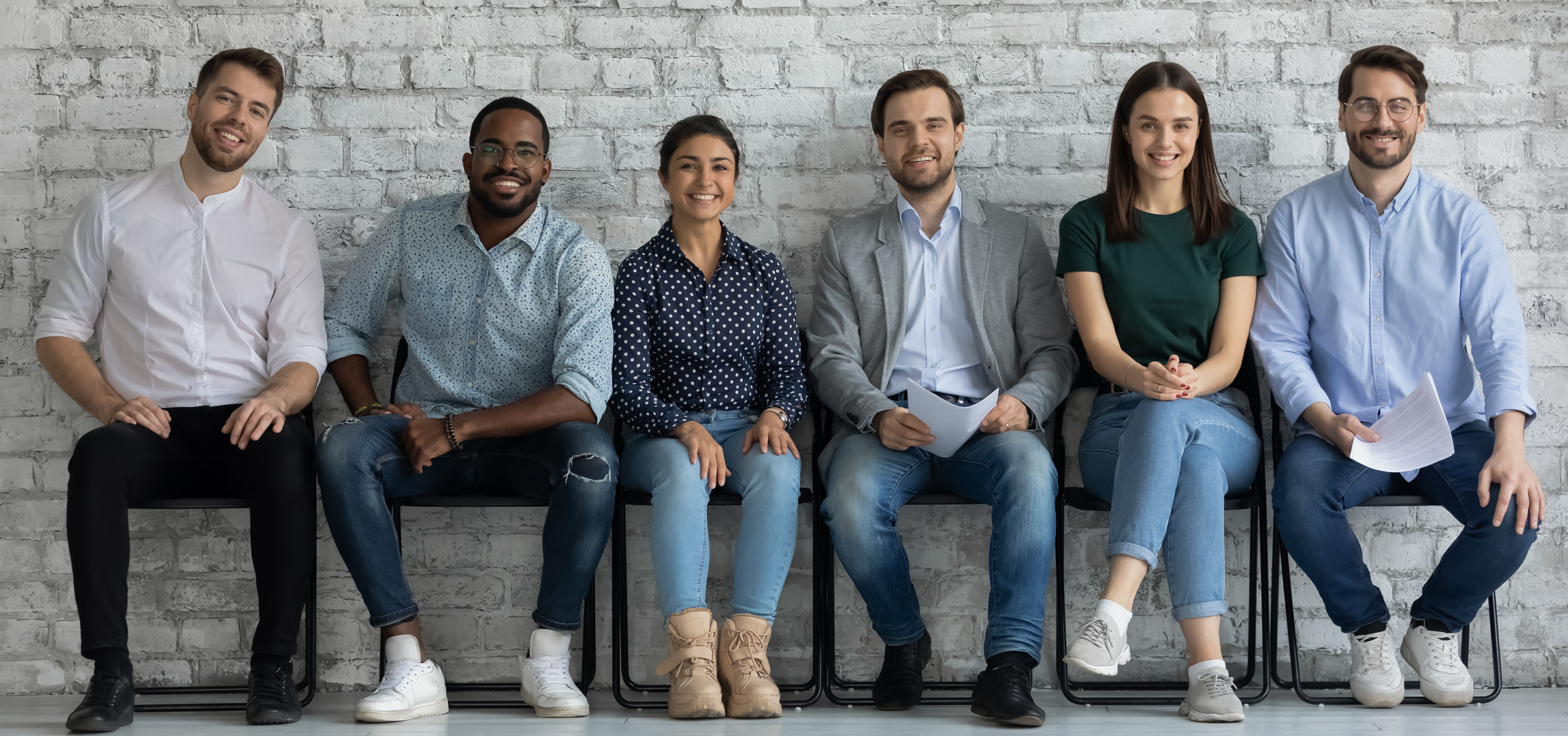 Bewerber:innen sitzen nebeneinander