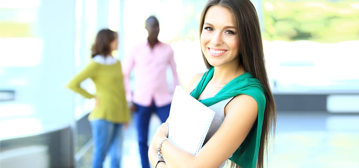 Gründerin mit Geschäftsunterlagen Gründerin mit Geschäftsunterlagen