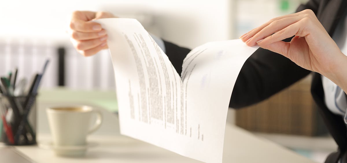 Geschäftsfrau zerreißt Vertrag Geschäftsfrau zerreißt Vertrag