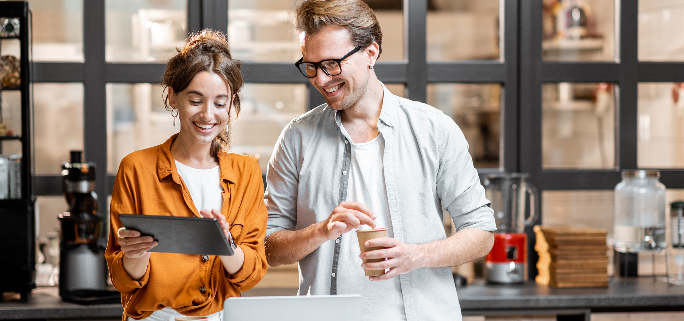 Zwei Gründer bei der Planung