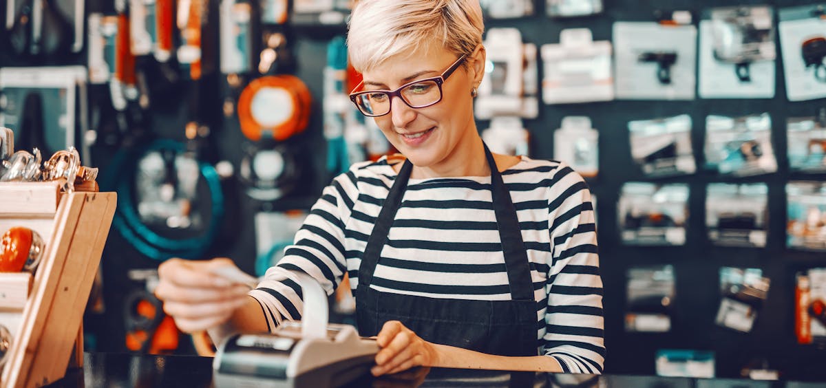 Unternehmerin druckt Kassenbon Unternehmerin druckt Kassenbon