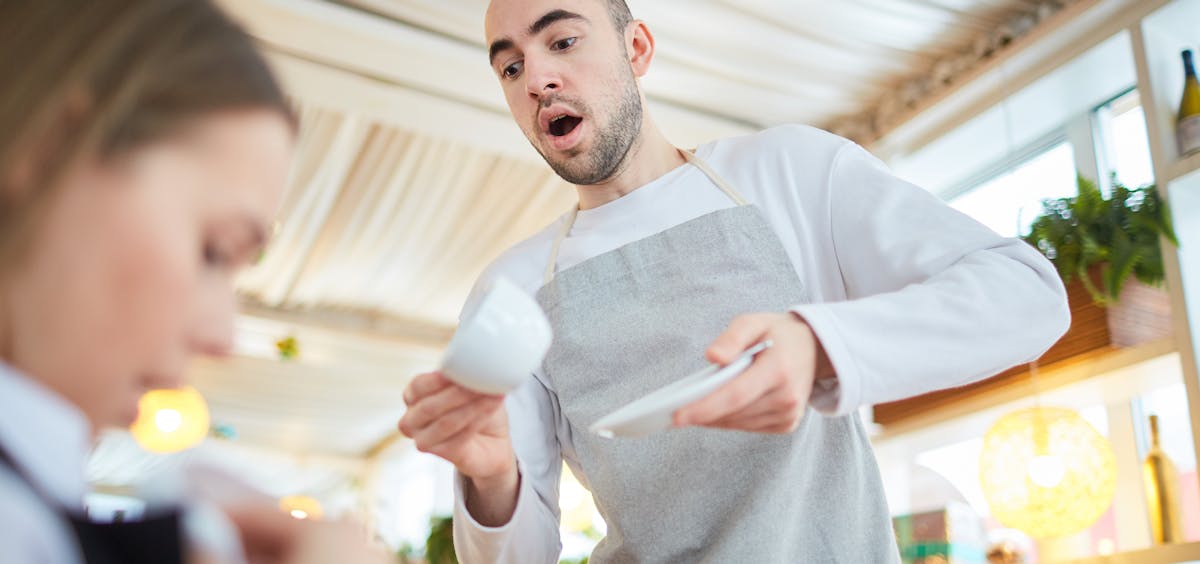 Kellner verschüttet Kaffee auf Gast Kellner verschüttet Kaffee auf Gast