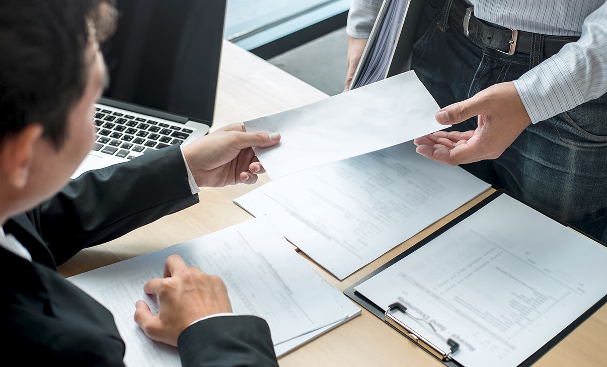 Chef übergibt Kündigungsschreiben