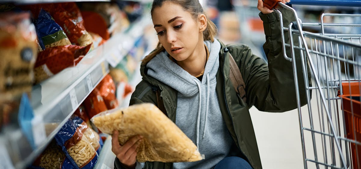 Gastronomin prüft Ware Gastronomin prüft Ware