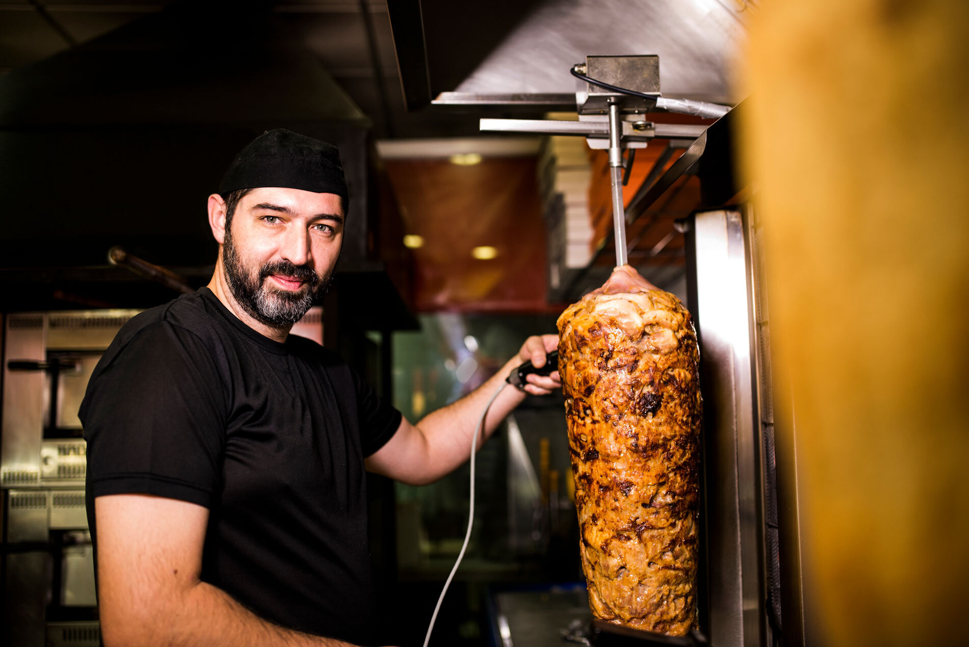 Dönerladen-Besitzer bei der Arbeit