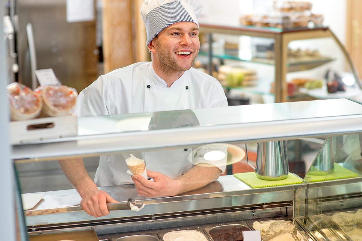 Verkäufer mit Kugeleis