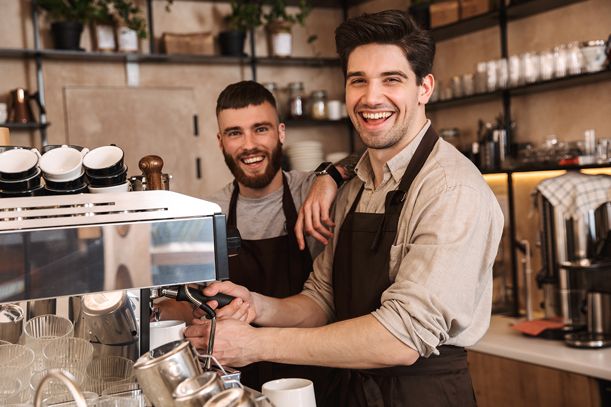 Barista mit Kaffeemaschine