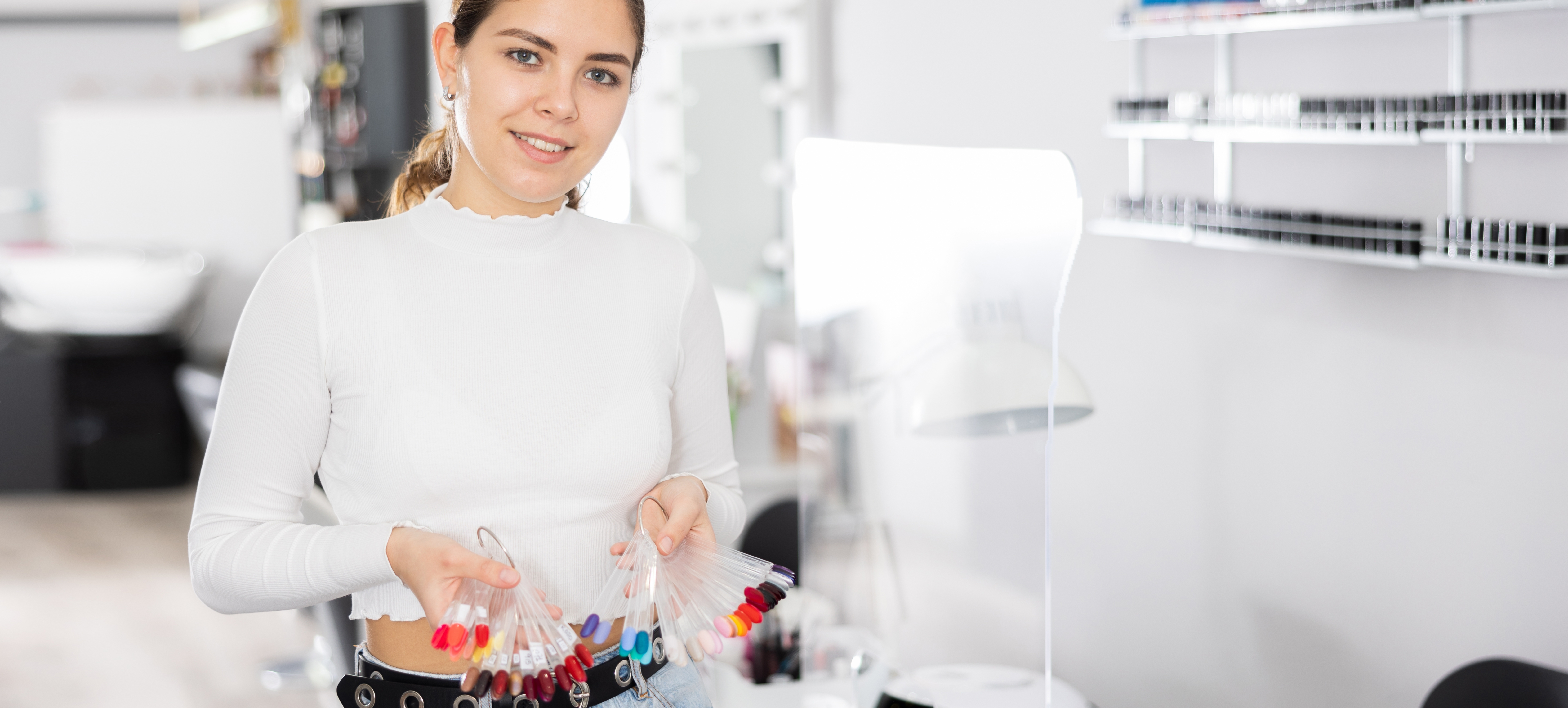 Nagelstudiobesitzerin mit Farbmustern