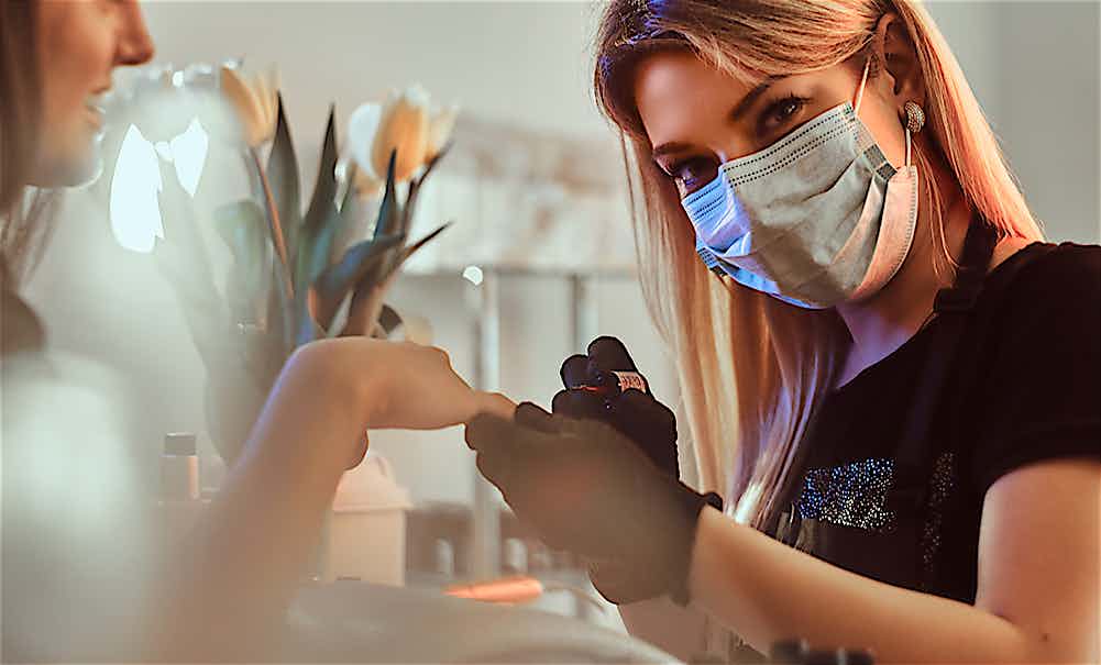 Nageldesignerin bei der Arbeit Nageldesignerin bei der Arbeit