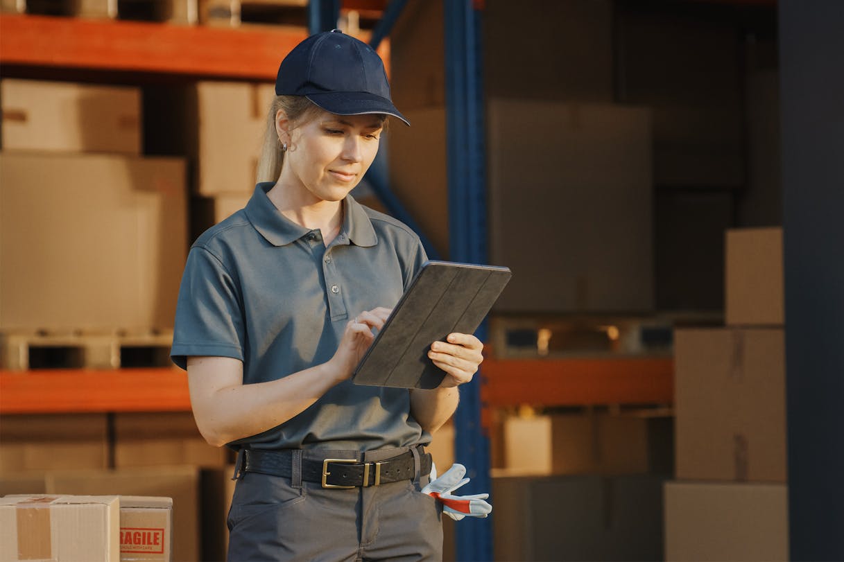 Fahrerin prĂĽft Transportunterlagen Fahrerin prĂĽft Transportunterlagen