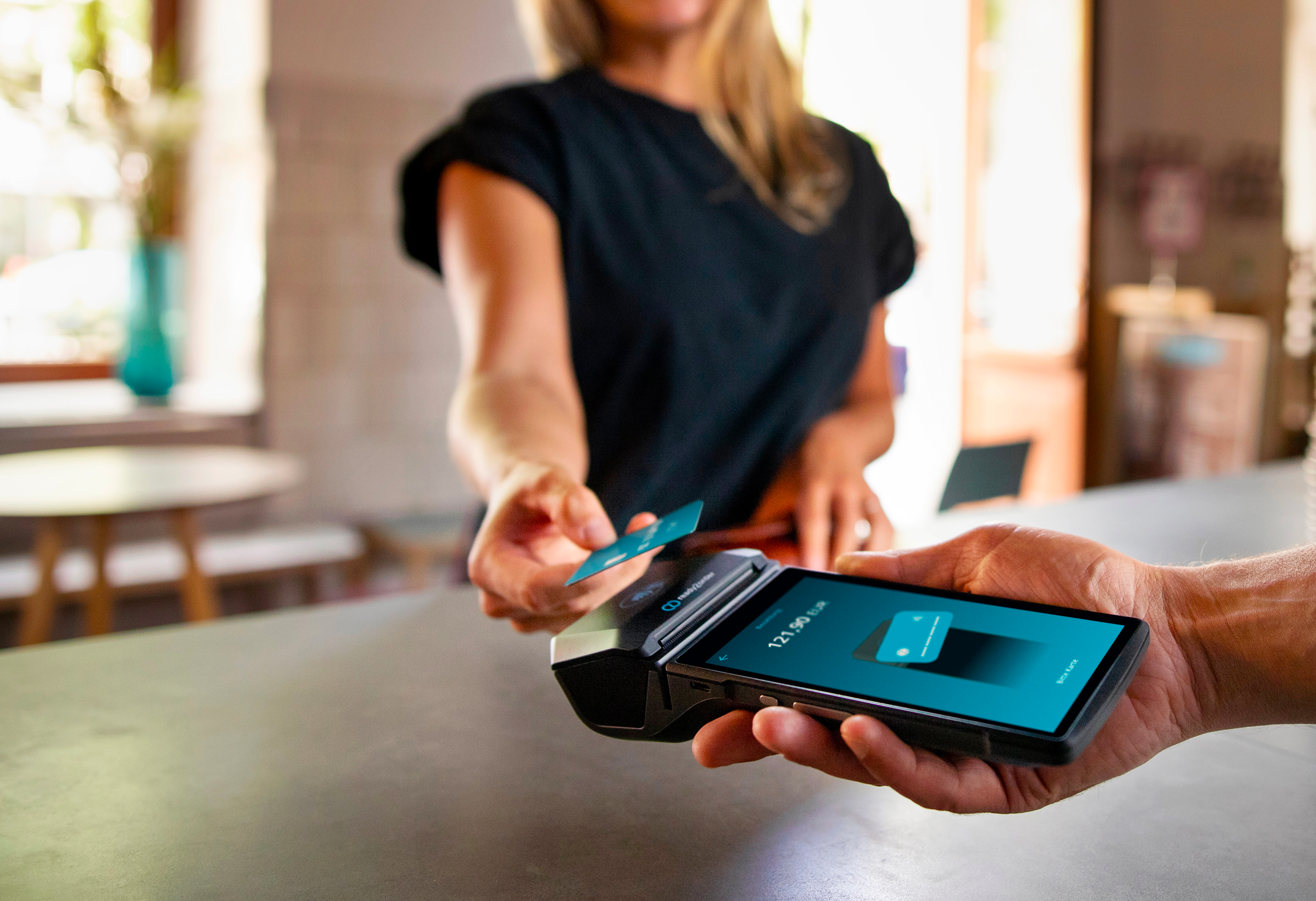 Kundin zahlt mit Karte und readyGo