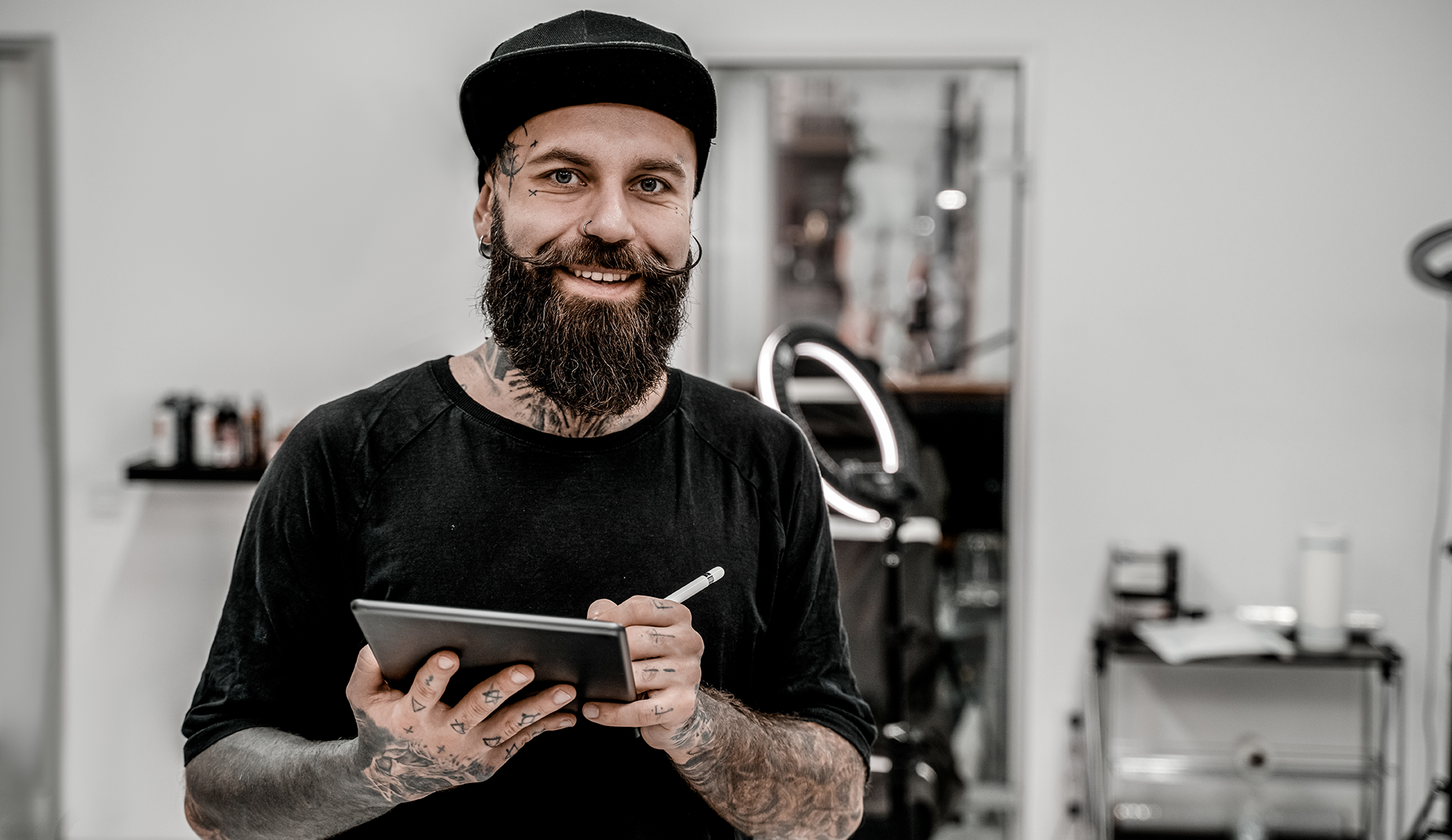 Tätowierer zeichnet am Tablet