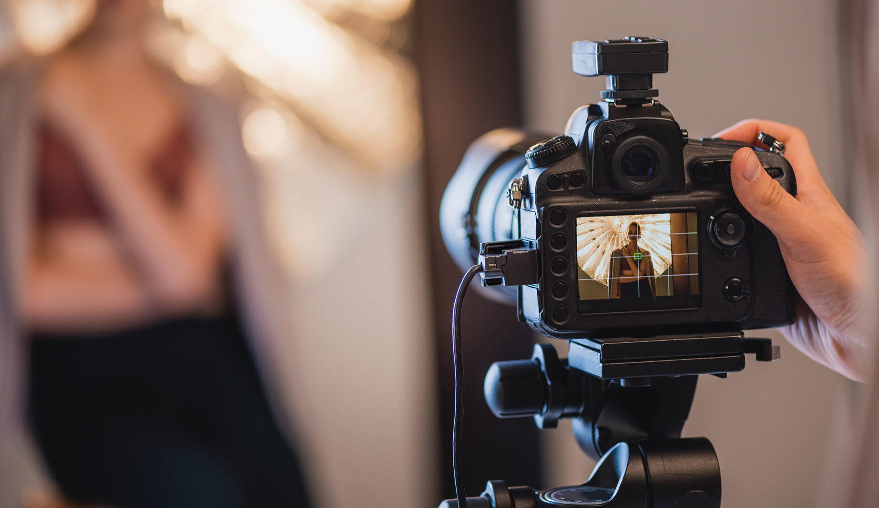 Blick auf Kameradisplay im Fotoshooting