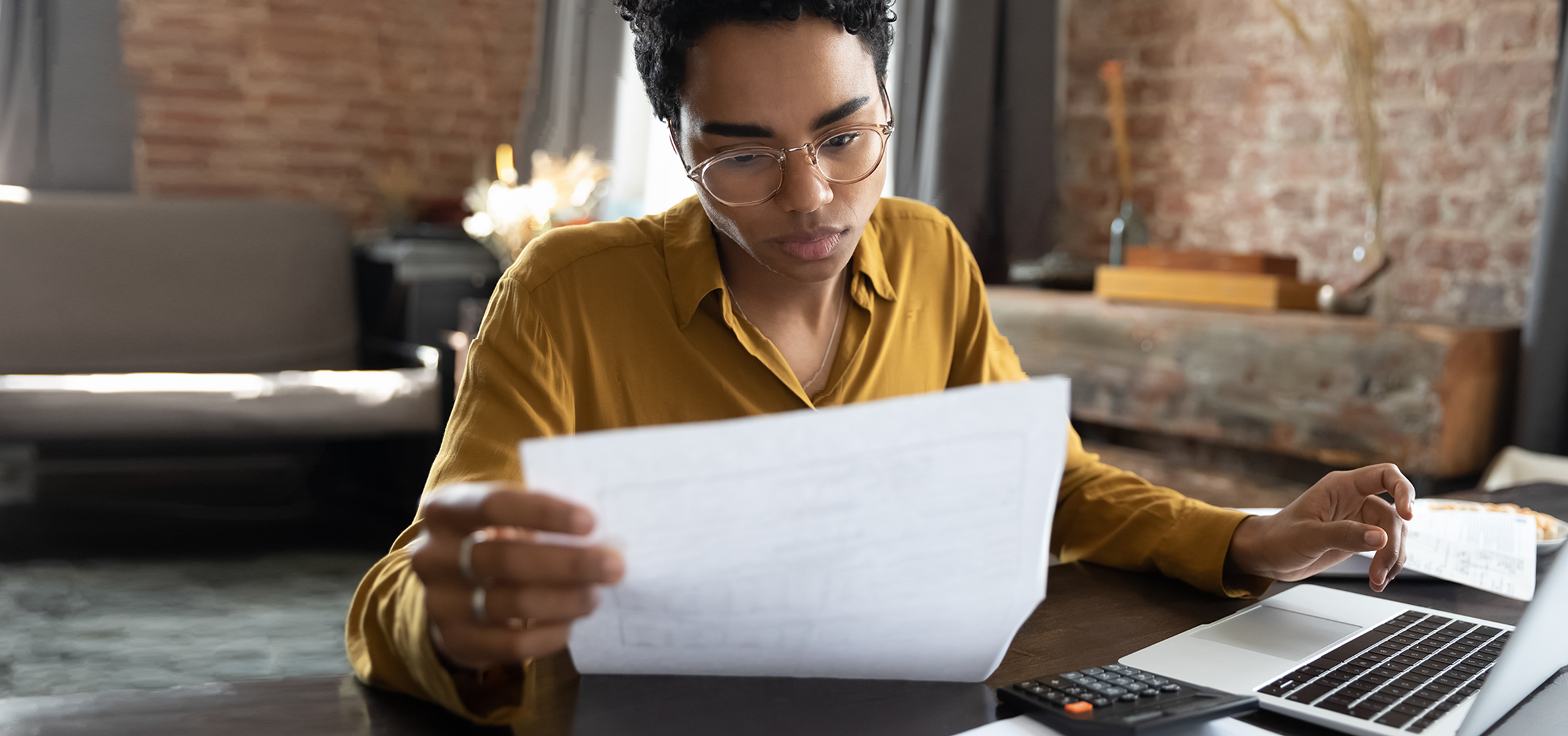 Unternehmerin prüft Gebühren