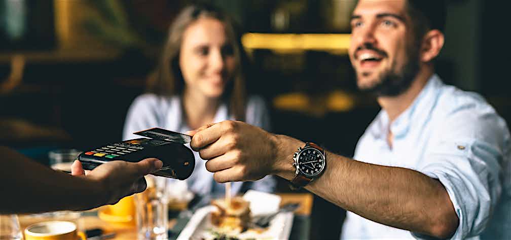 Gast gibt Trinkgeld bei Kartenzahlung Gast gibt Trinkgeld bei Kartenzahlung