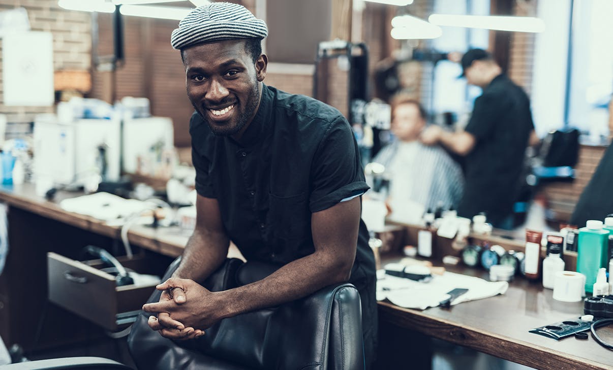 Junger Friseur in seinem Laden Junger Friseur in seinem Laden