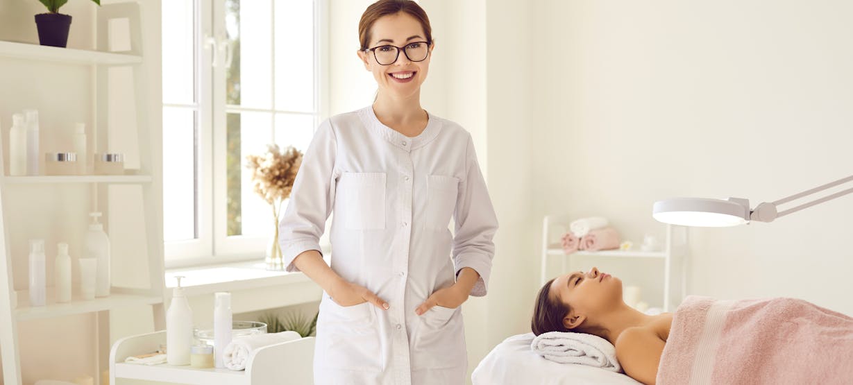 Stolze Gründerin in Kosmetikstudio Stolze Gründerin in Kosmetikstudio