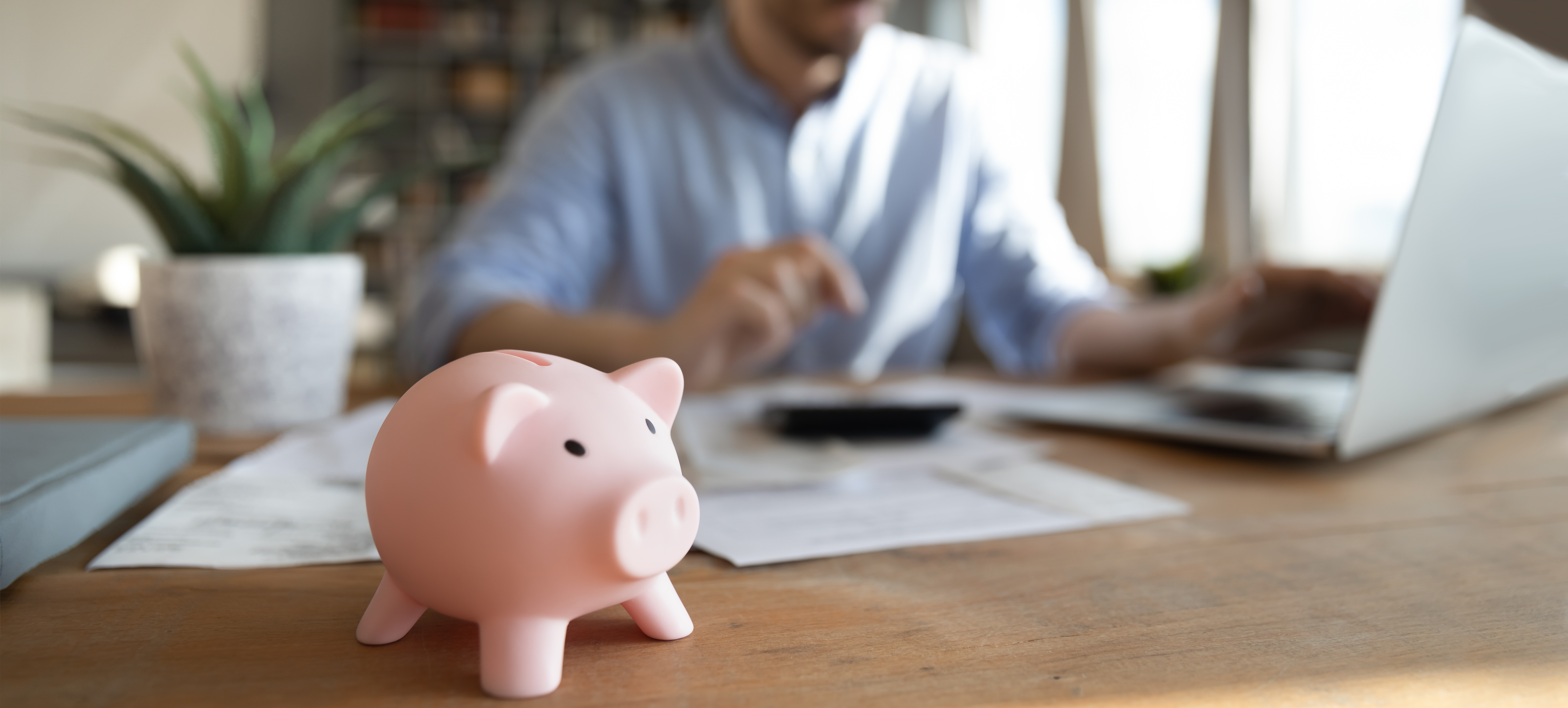 Sparschwein auf Schreibtisch