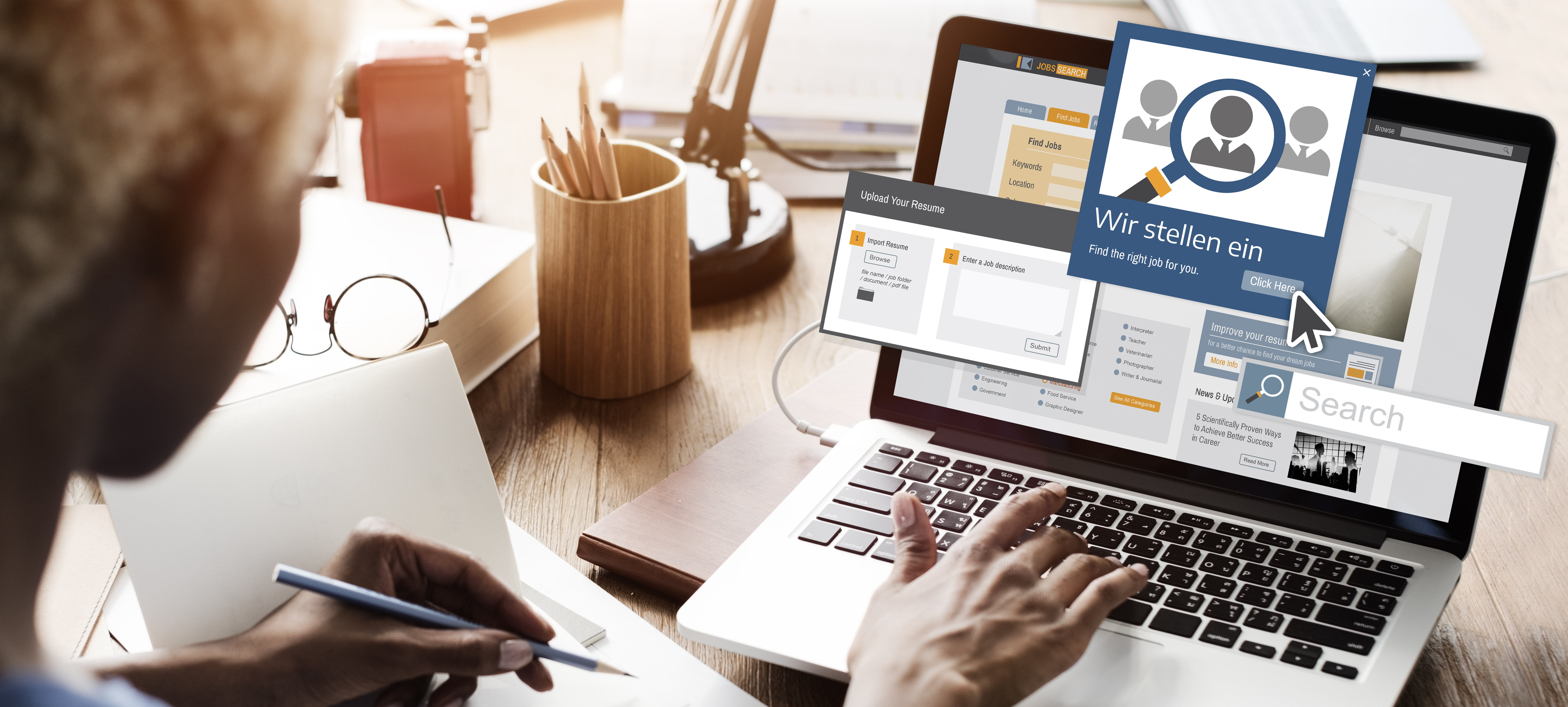 Personalerin am Laptop