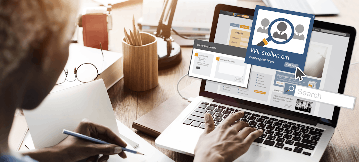 Personalerin am Laptop Personalerin am Laptop