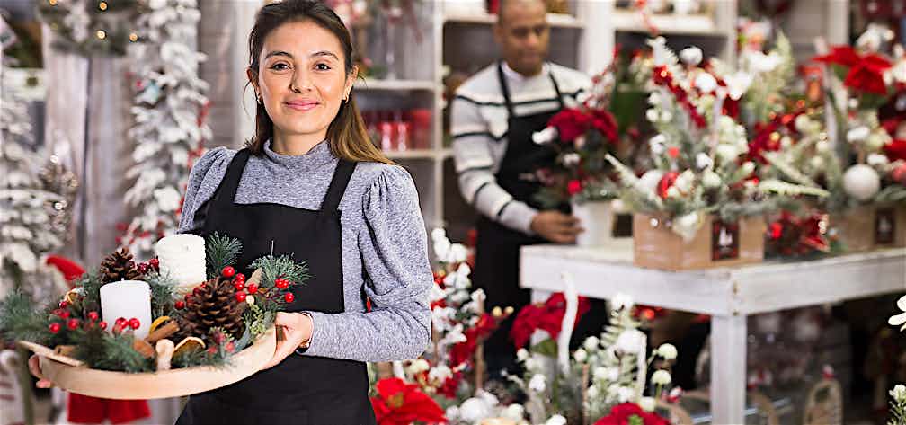 Unternehmerin bereitet Weihnachstgeschäft vor Unternehmerin bereitet Weihnachstgeschäft vor