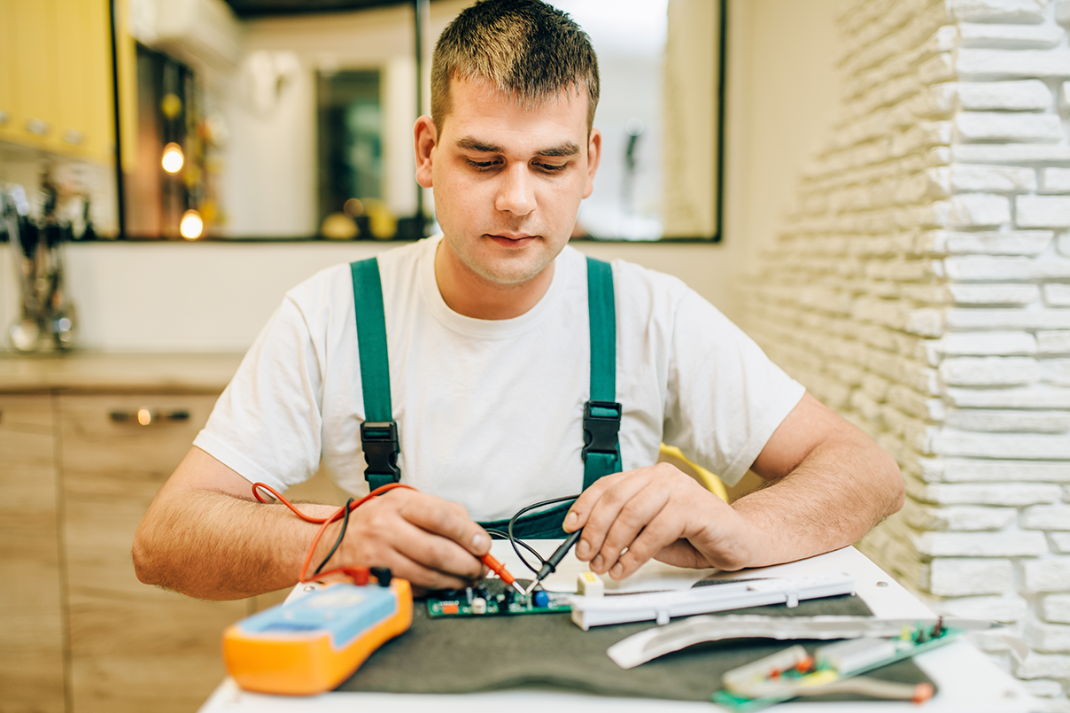 Elektriker bei der Arbeit