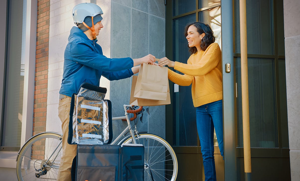 Lieferdienst übergibt Ware Lieferdienst übergibt Ware