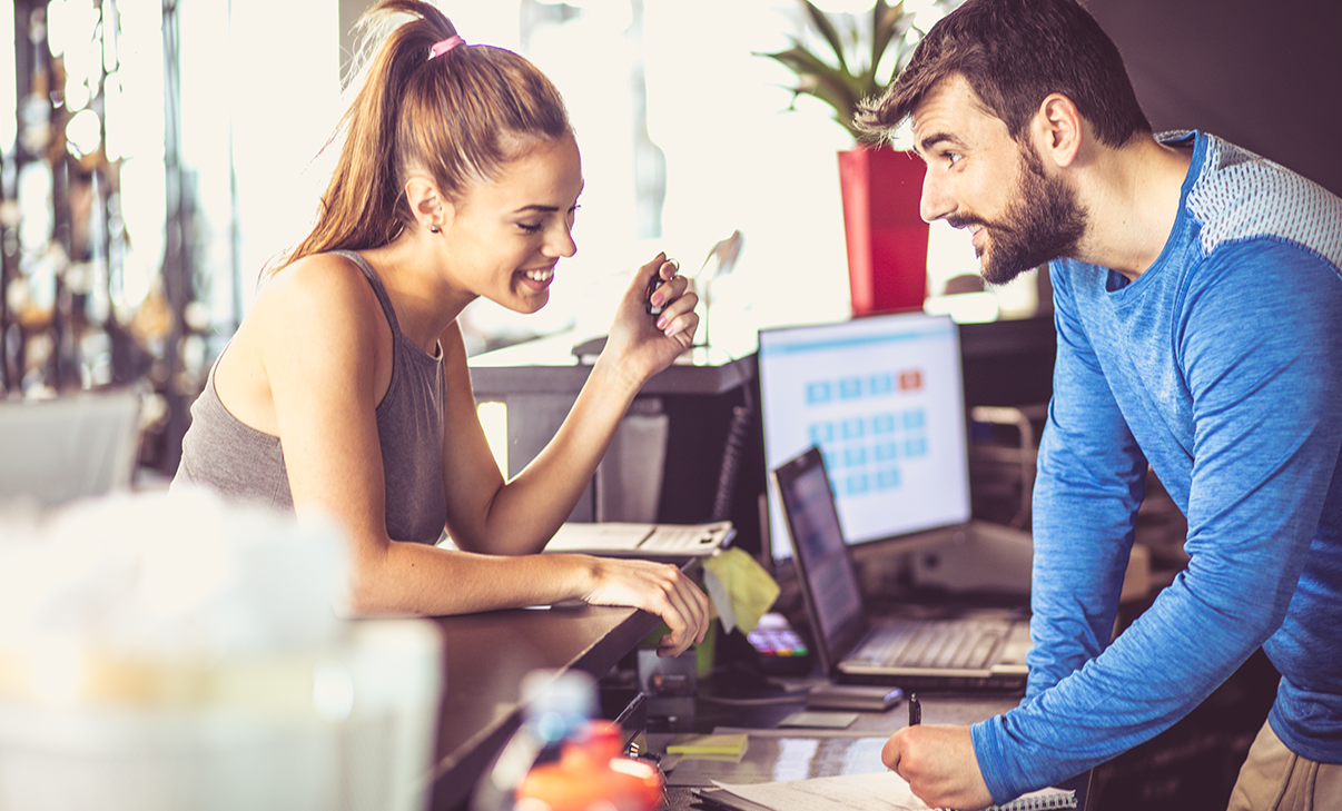 Trainer und Kundin am Empfang