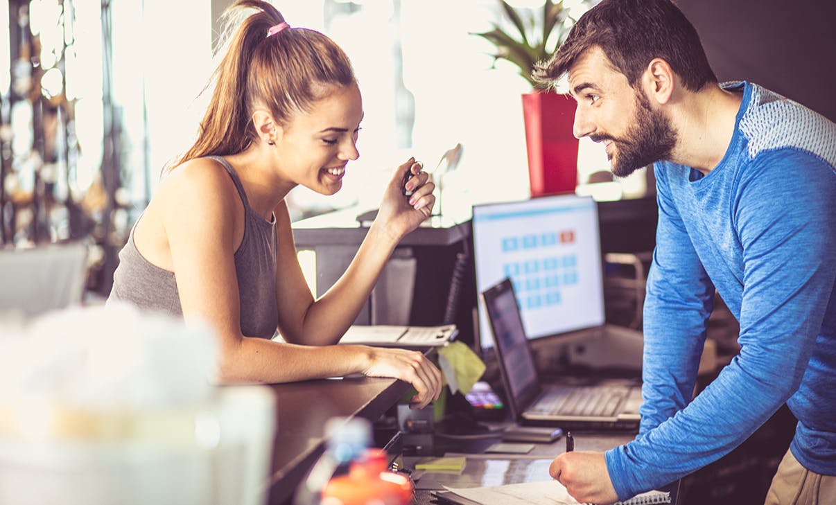 Trainer und Kundin am Empfang Trainer und Kundin am Empfang