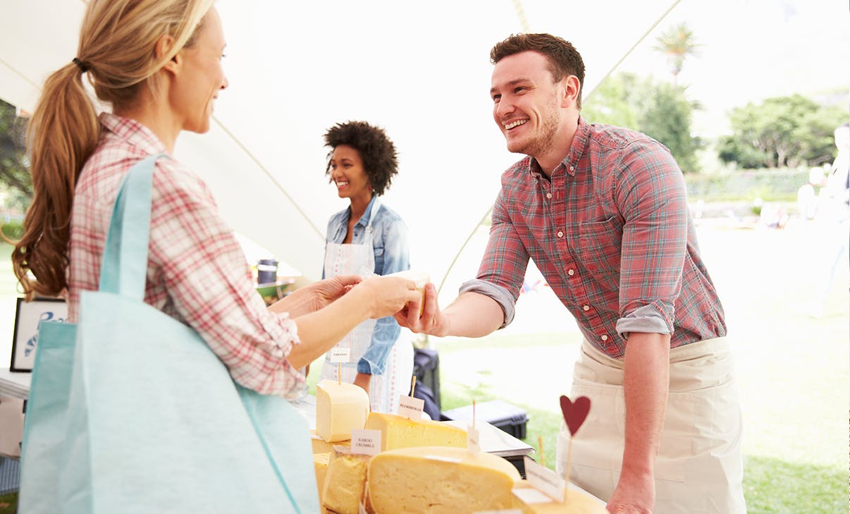 Käseverkäufer auf dem Markt Käseverkäufer auf dem Markt