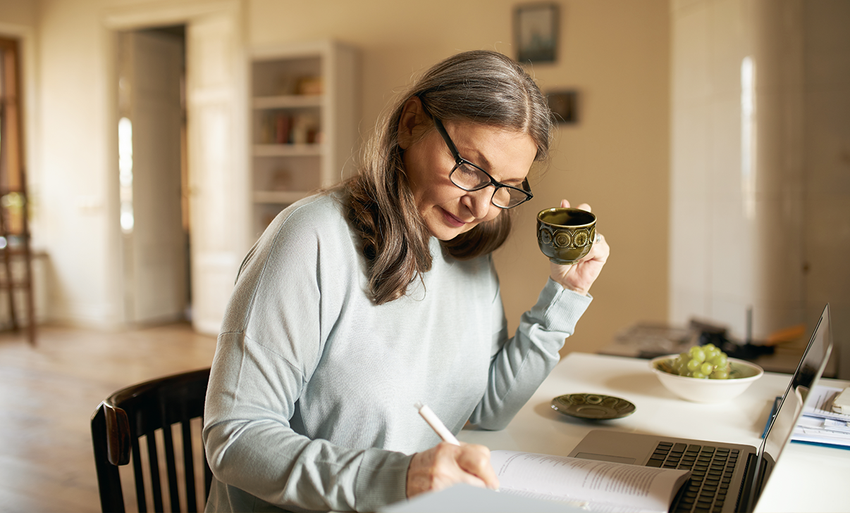 Autorin am Schreibtisch