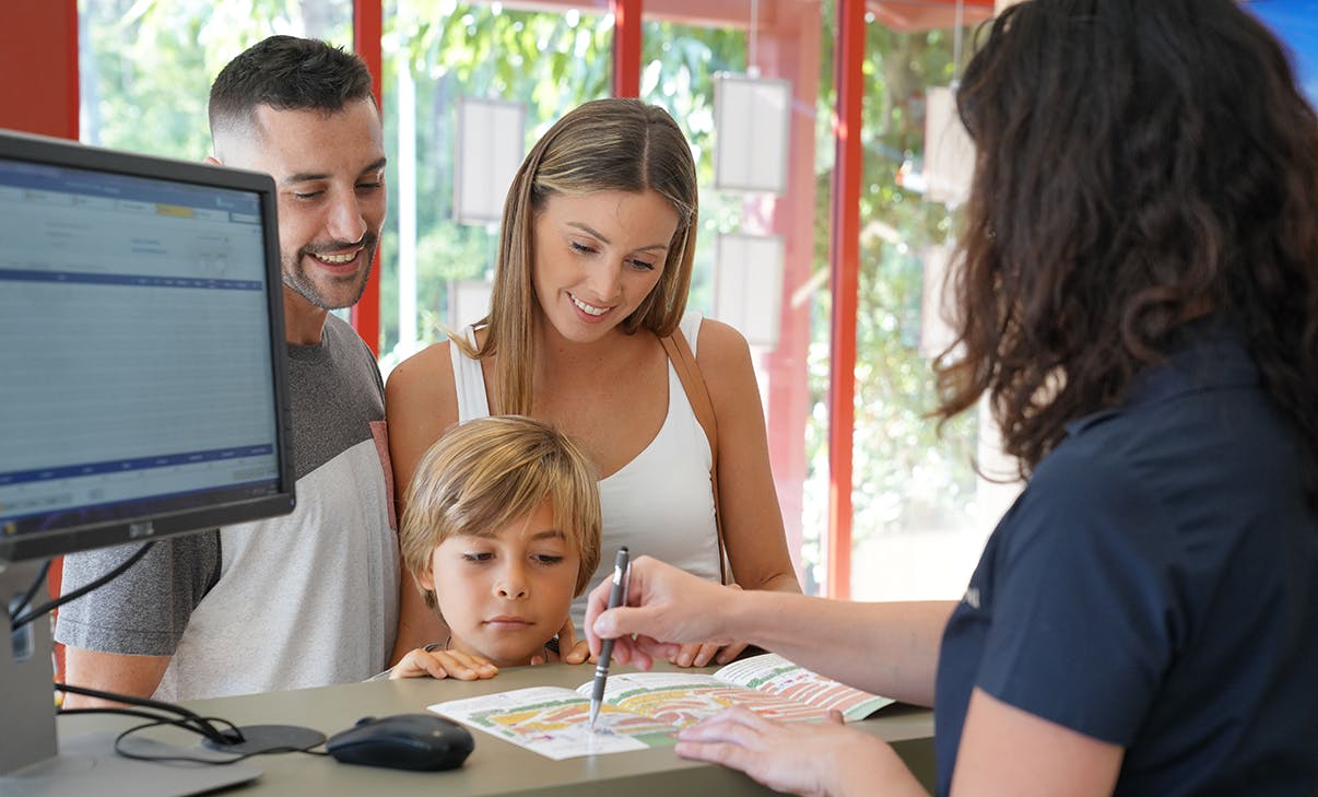 Camper checken an der Rezeption ein Camper checken an der Rezeption ein