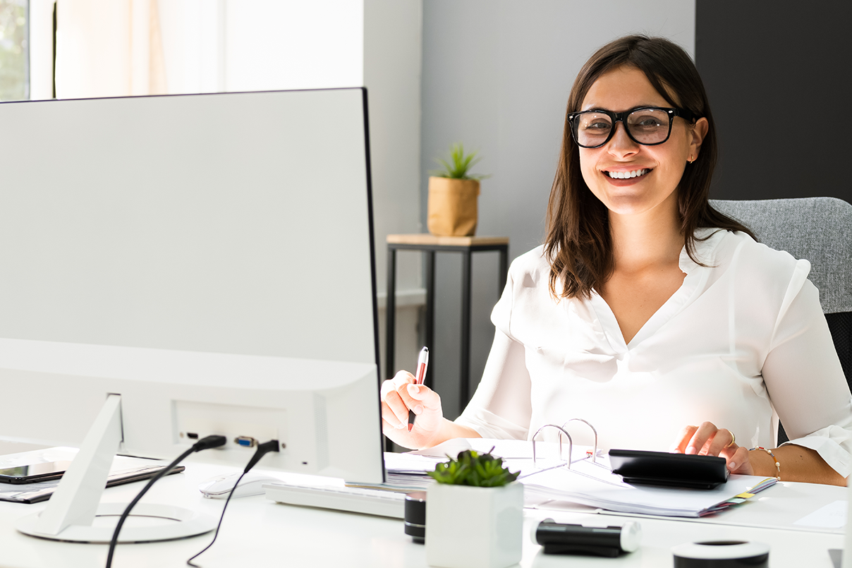 Steuerberaterin am Schreibtisch