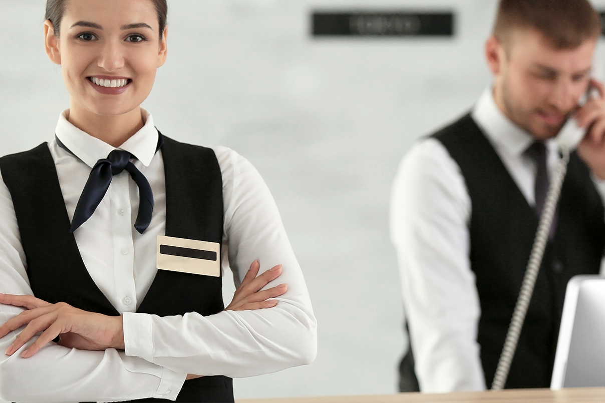 Hotelfachfrau an der Rezeption