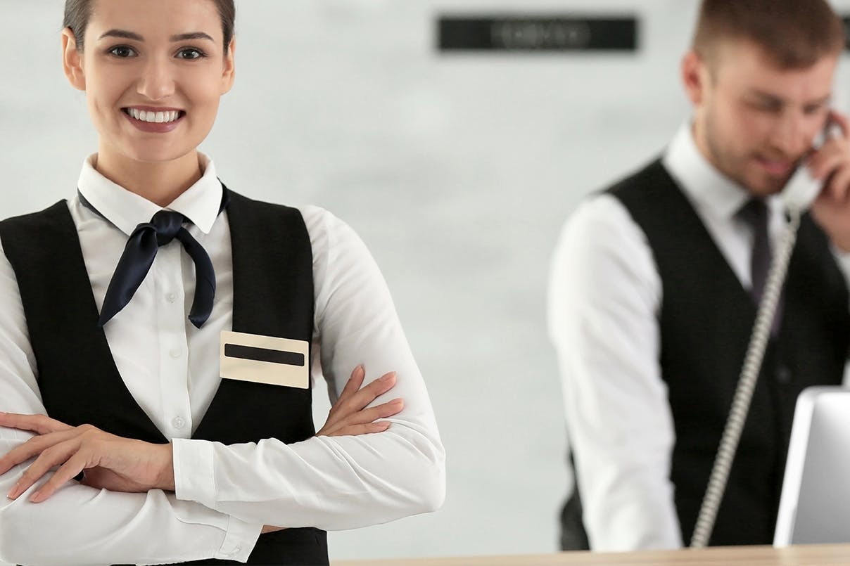 Hotelfachfrau an der Rezeption Hotelfachfrau an der Rezeption