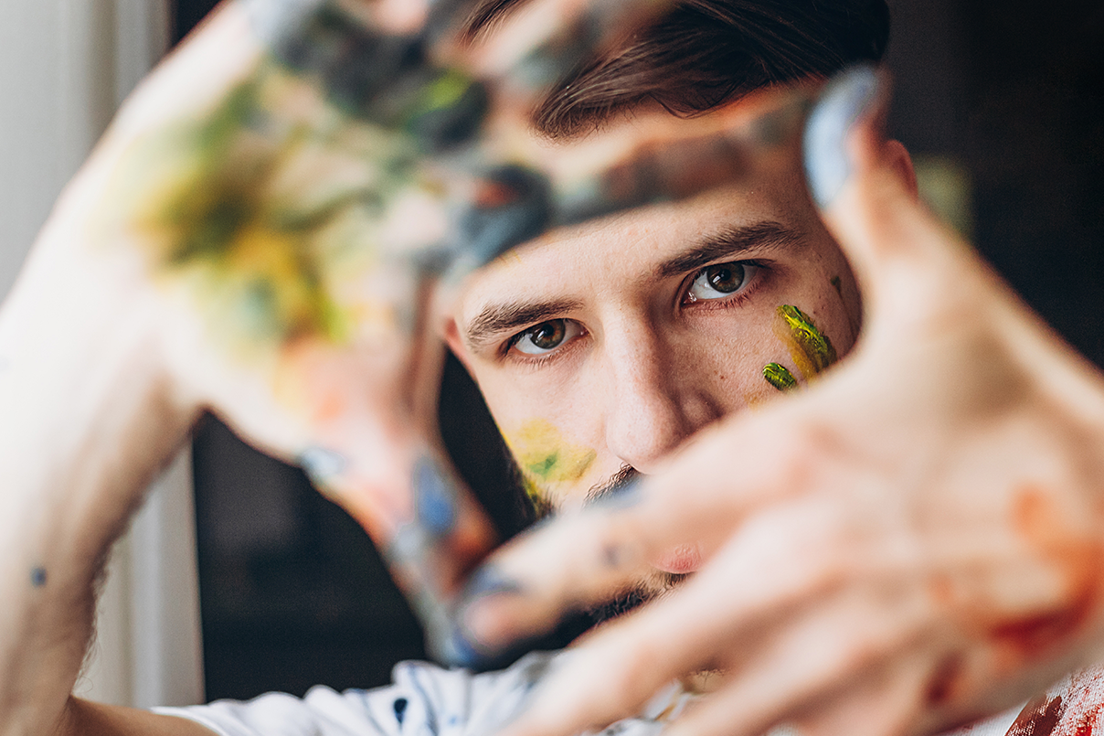 Maler schaut durch seine Hände