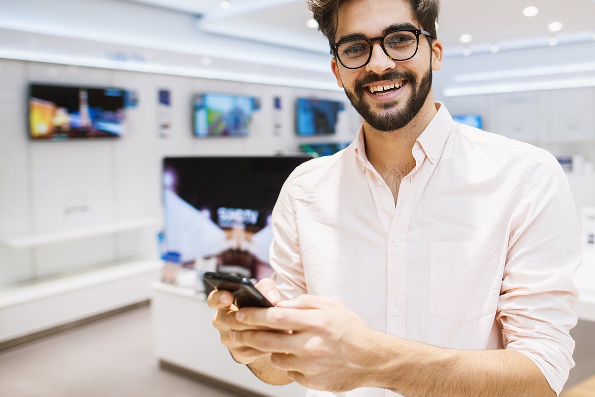 Handyverkäufer mit Smartphone Handyverkäufer mit Smartphone
