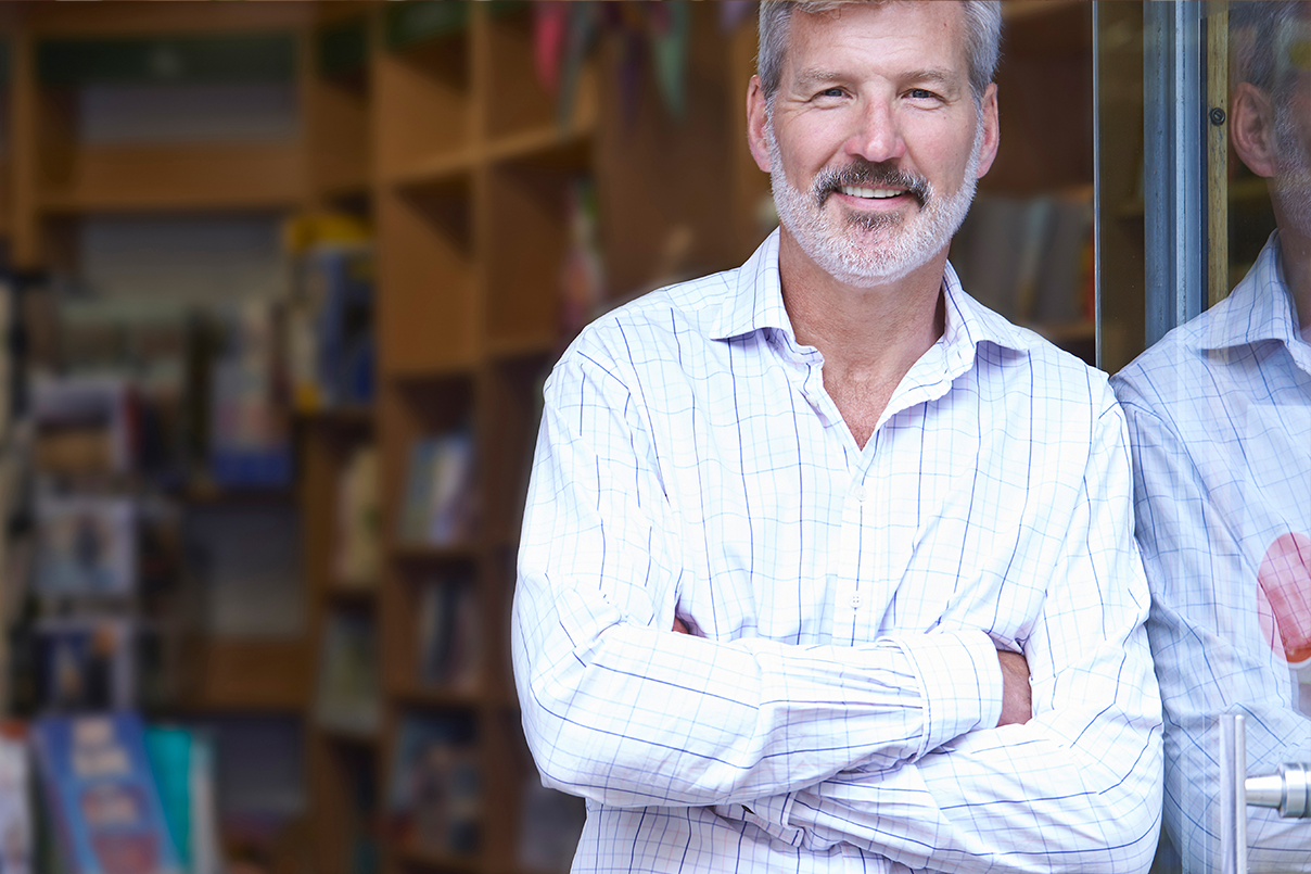 Buchhändler vor seinem Laden