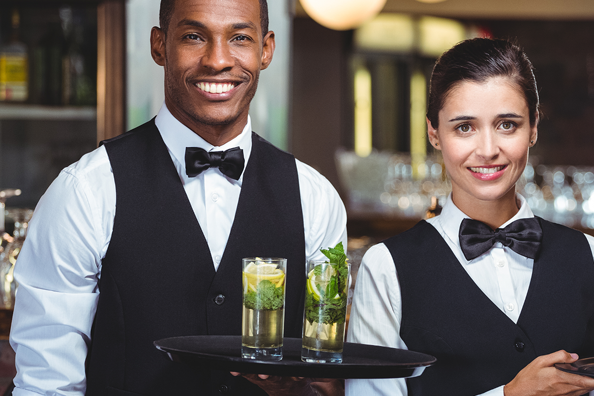 Kellner und Kellnerin mit Tabletts