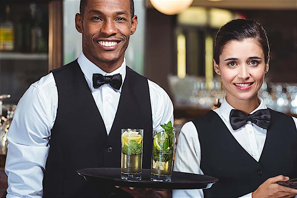 Kellner und Kellnerin mit Tabletts Kellner und Kellnerin mit Tabletts